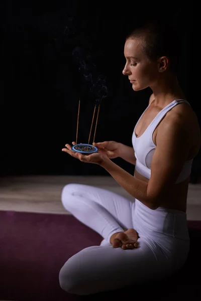 Genç bayan sigara içen aromatik çubuklarla rahatlıyor. aromaterapi, meditasyon — Stok fotoğraf