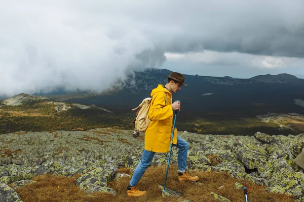 Jovem incrível turista andando no vale — Fotografia de Stock