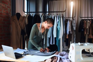 Stüdyoda çalışan Kafkas moda tasarımcısı