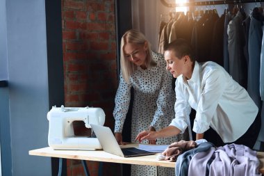 Tasarım işyerindeki modern teknolojiler, tartışır ve oluşturur