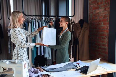 Memnuniyet. Moda tasarımcısının el yapımı yeni elbisesini almaktan mutluluk duyarım.