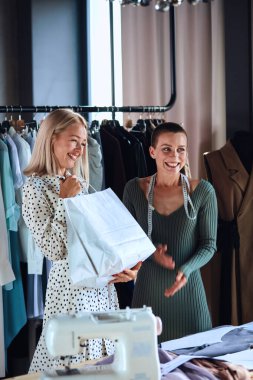 Moda tasarım stüdyosunda başarılı alışveriş