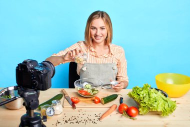 Neşeli kadın aşçılar aşçılık yeteneklerini sunar, TV yemek şovuna katılır.