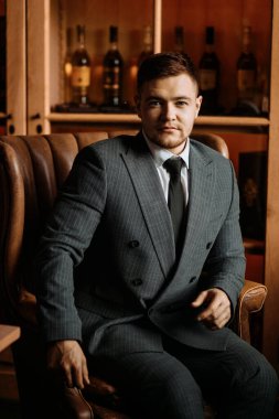 Yakışıklı, gülümseyen genç adam.