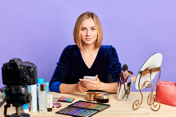 Charming young model preparing for shooting make up products advertisement — Stock Photo, Image