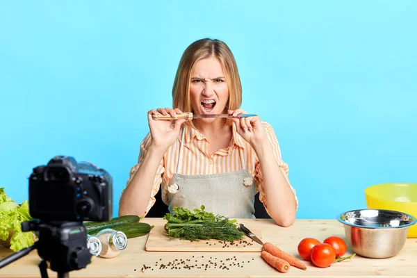 Arrabbiato irritato professionista cuoco gridare a qualcuno, tenendo grande coltello — Foto Stock