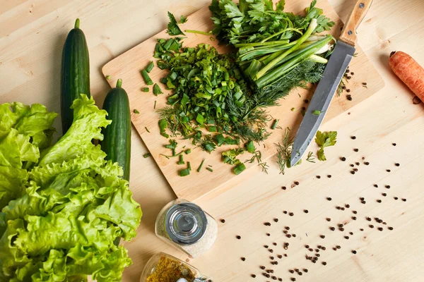 Close up high angle view of green lush vegetables on wooden table — Stock Photo, Image