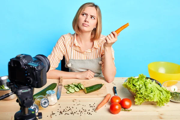 Esperta di nutrizione femminile guarda da parte, pensa a cosa cucinare di verdura cruda — Foto Stock