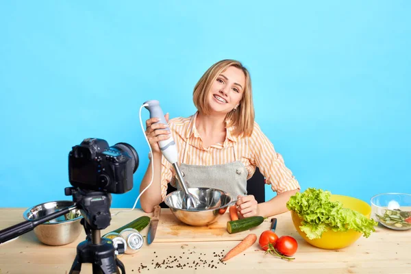 Joyful hospodyňky vysílání video pro osobní účet, dělat vegetariánské jídlo — Stock fotografie