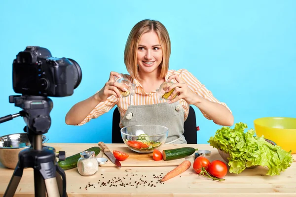 Dietitian střelba vaření master class pro jídlo blog, dělat salát s těstovinami — Stock fotografie