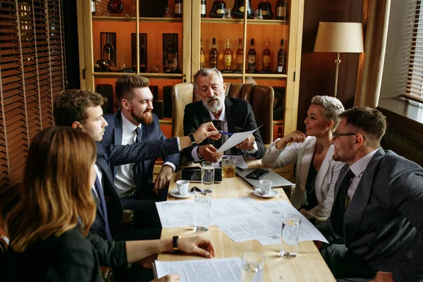 Empresários discutindo juntos na sala de conferências — Fotografia de Stock