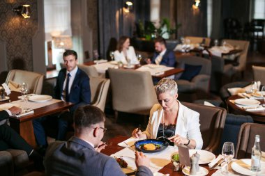 Arkadaşlar Yemek Lokantasının Keyfini Çıkarıyorlar