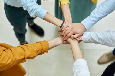 Modern tasarımcılar birlik göstermek için el ele tutuşur.