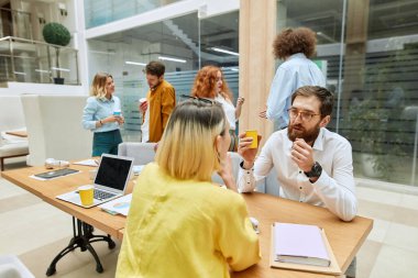 Bir grup tasarımcı iş başında beyin fırtınası yapıyor