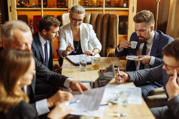 Group of businessmen brainstorming at meeting — Stock Photo, Image