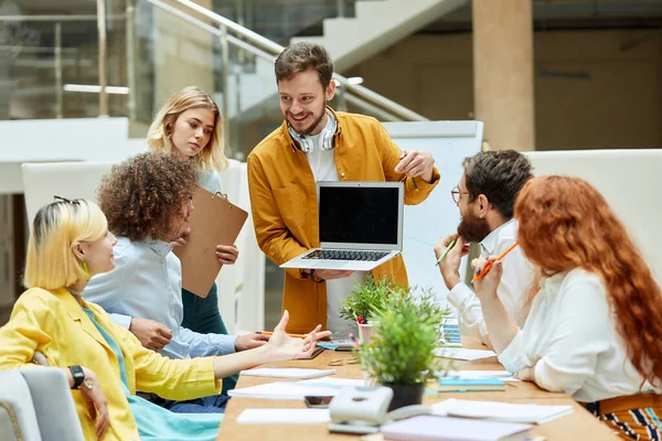 Diseñadores de interiores creativos estudian en oficina —  Fotos de Stock