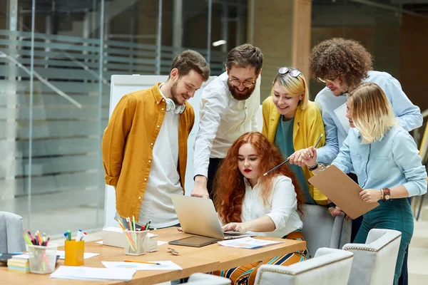 I grafici aiutano il nuovo collega — Foto Stock