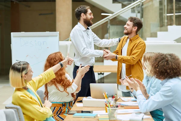 Grafikdesigner verbringen Zeit in geräumiger Agentur — Stockfoto