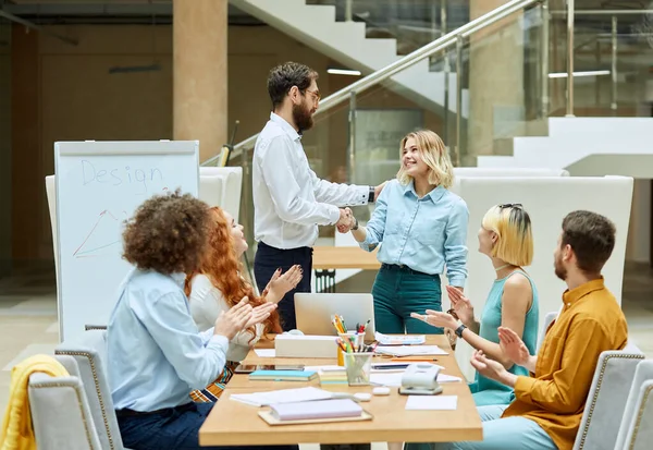 Schöner Teamleiter gratuliert Designern — Stockfoto