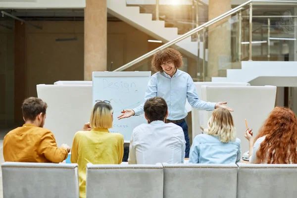 Equipe de jovens designers em palestra — Fotografia de Stock