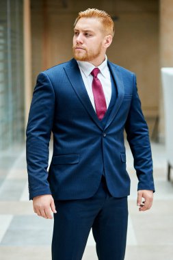 Smokinli, açık havada zarif bir beyaz adam.