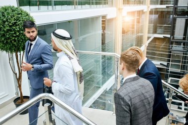 Beyaz adam insanlara önderlik ediyor.