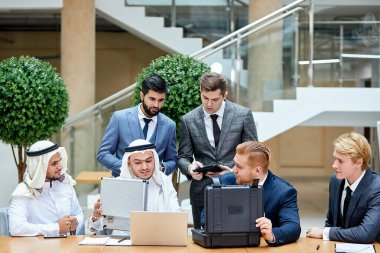 Zengin şeyhler modern teknolojileri görmek için toplandılar.