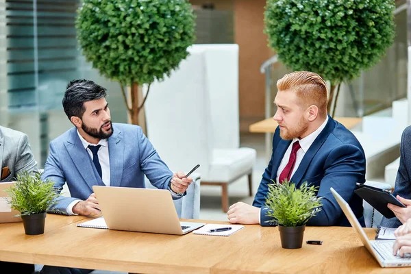 Dos jóvenes empresarios con trajes de negocios tienen cobertura —  Fotos de Stock