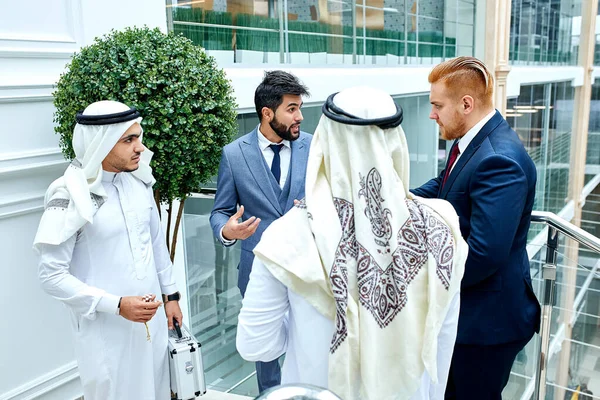 Discussão de negócios com sheikhs — Fotografia de Stock