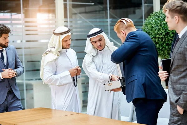 Dois sheikhs em reunião de negócios — Fotografia de Stock