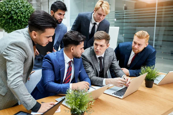 Pessoas de negócios inteligentes ocupadas em reunião no escritório — Fotografia de Stock