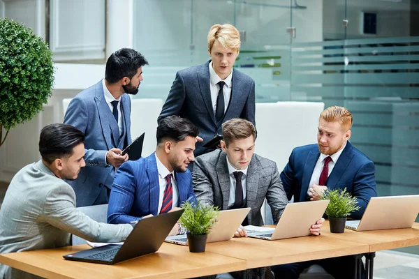 Grupo empresarial reunión retrato - hombres en esmoquin llevar a cabo negociaciones —  Fotos de Stock