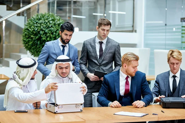 Sheikhs em reunião de negócios com caucasianos — Fotografia de Stock