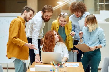 Grafik tasarımcıları yeni meslektaşlarına yardım ediyor