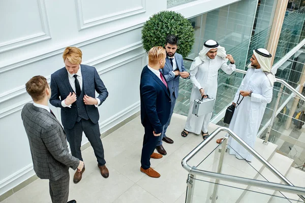 Conversación de empresarios en escaleras —  Fotos de Stock