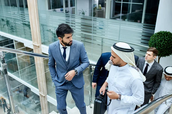 Gente de negocios discutiendo sus ideas subiendo escaleras —  Fotos de Stock