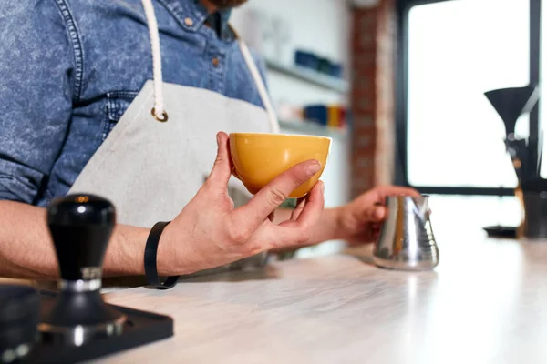 Junger Barista macht Latte im Café — Stockfoto