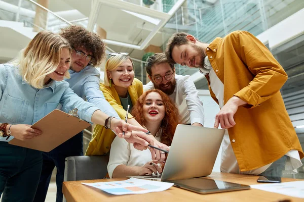 Alegre equipo de puesta en marcha despreciando buen proyecto de diseño — Foto de Stock