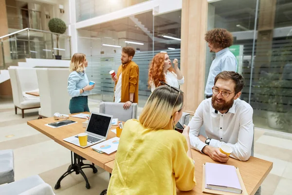 Grupo de Designers Brainstorming no trabalho — Fotografia de Stock