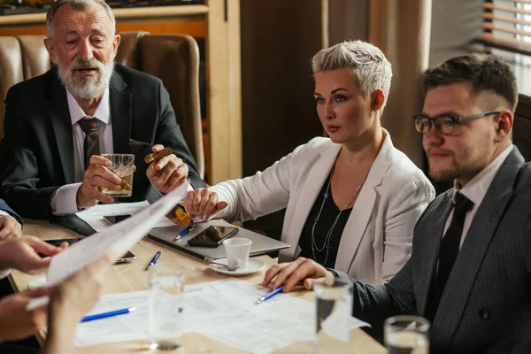 Trabajo en equipo en concepto de oficina — Foto de Stock