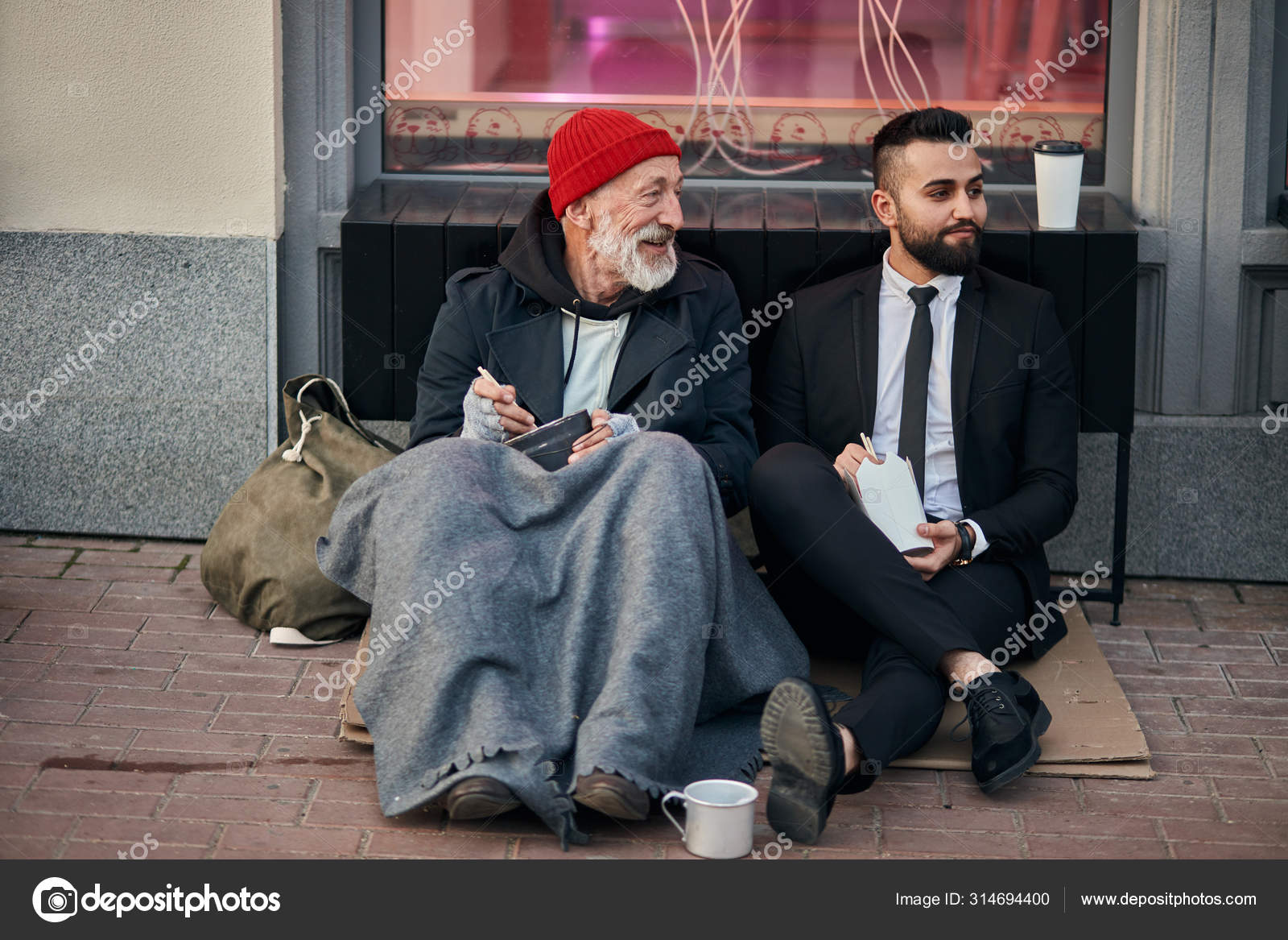 路上でビジネスマンとの幸せな乞食の食事 ストック写真 C Ufabizphoto
