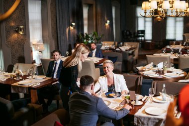 Arkadaşlar Yemek Lokantasının Keyfini Çıkarıyorlar