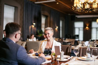 Farklı İnsanlar Yemek Lokantasından Hoşlanıyor