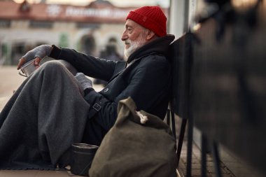 Yardım bekleyen evsiz biri. İşsiz dilenciler sokakta yaşar