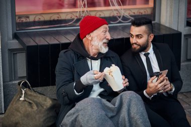 İş adamı telefonda fahişelere ilginç şeyler gösterir.