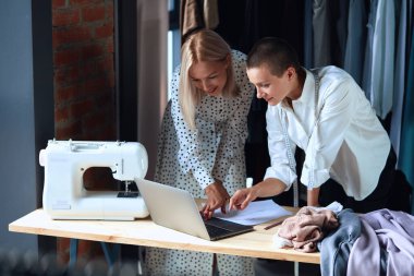 Tasarım işyerindeki müşteri ve terzi, tartışın ve oluşturun