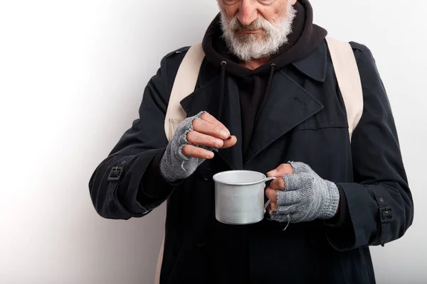 Retrato de mendigo sem-teto com copo por dinheiro — Fotografia de Stock