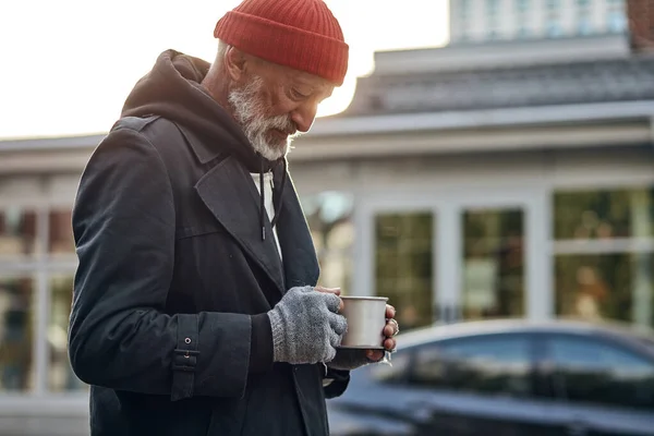 Asking for help. Senior man with grey beard asking for some money help by citizens of city — Stock Photo, Image