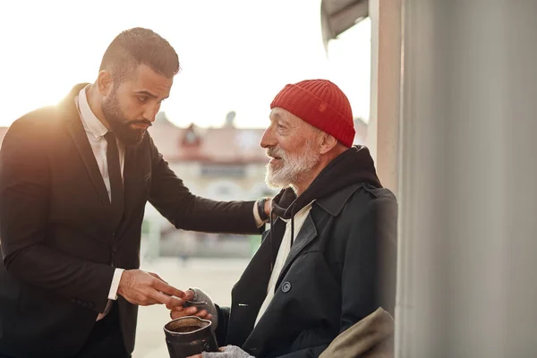 Povero uomo e ricco. Aiuto! Contrasto tra le persone — Foto Stock