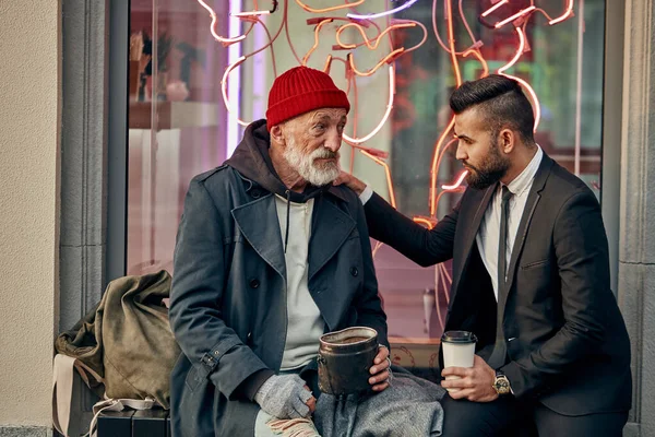 Ser extremadamente amable con las personas sin hogar —  Fotos de Stock